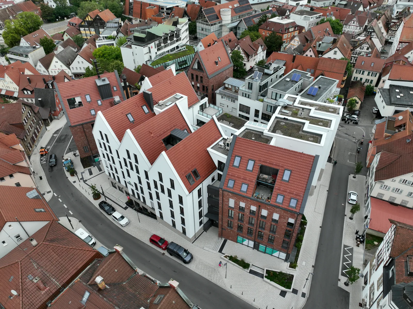 Schräg-Luftbild eines modernen Wohngebäudes im Ortskern für ein Exposé