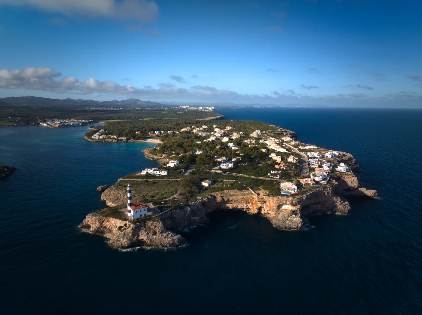 Luftaufnahme einer Küstenlandschaft mit Leuchtturm, aufgenommen mit der DJI Mavic 3